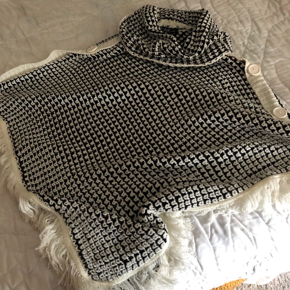 Black and white knit poncho - Picture 2 of 2